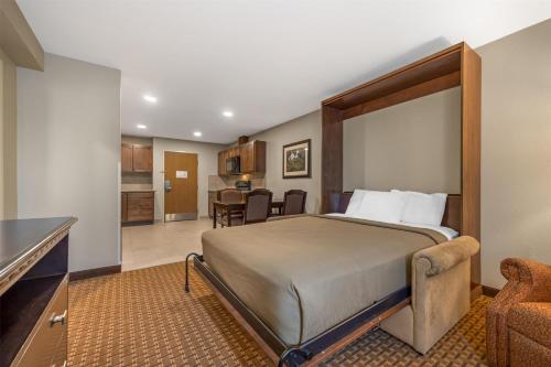 a hotel room with a bed and a kitchen at Best Western Plus Vintage Valley Inn in Zillah
