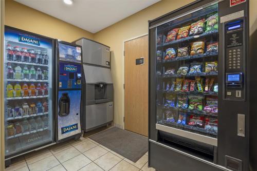 a convenience store with two vending machines with food and drinks at Best Western Plus Vintage Valley Inn in Zillah