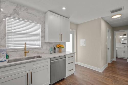 Η κουζίνα ή μικρή κουζίνα στο Jamaica Royale Beach Get-A-Way