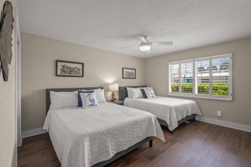 Ένα ή περισσότερα κρεβάτια σε δωμάτιο στο Jamaica Royale Beach Get-A-Way