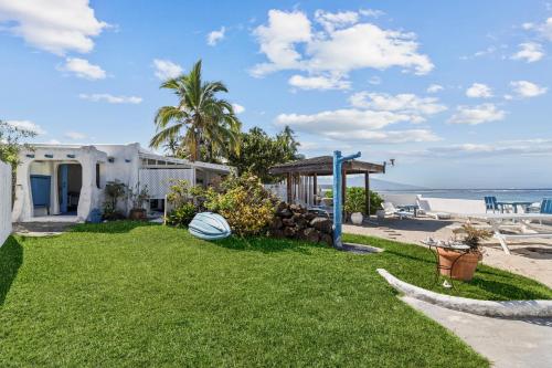 a yard with a view of the ocean at Anapa Beach House in Temae