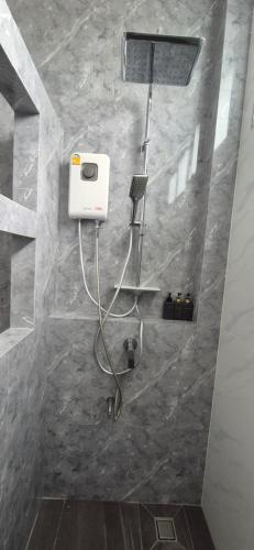 La salle de bains est pourvue d'une douche. dans l'établissement Harary Family apartments, à Amphoe Sawang Daen Din
