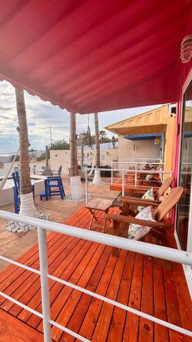 Beach Front Lux Containersにあるバルコニーまたはテラス