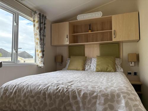 Un dormitorio con una cama y una ventana grande. en Our Happy Place, en Kilkeel
