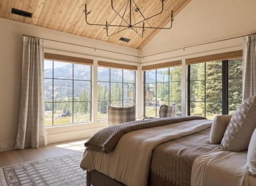 Ένα ή περισσότερα κρεβάτια σε δωμάτιο στο Hot tub, Golf simulator, Steam Room