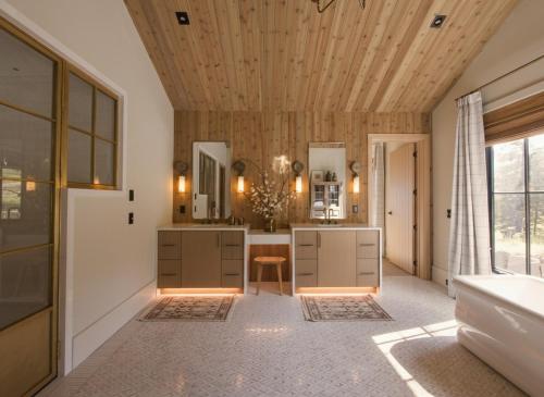 Φωτογραφία από το άλμπουμ του Hot tub, Golf simulator, Steam Room σε Big Sky