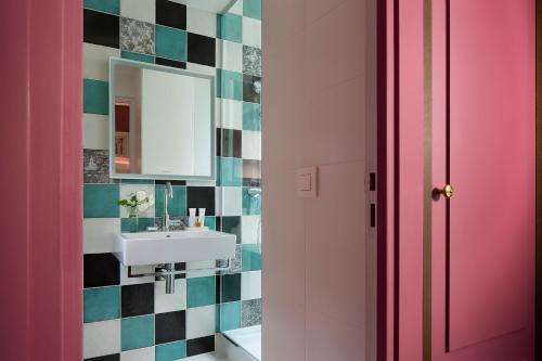a bathroom with a sink and a mirror at Les Tournelles in Paris