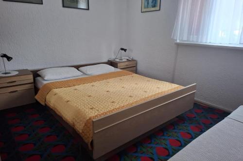 Ένα ή περισσότερα κρεβάτια σε δωμάτιο στο Apartments with parking space Artatore, Losinj - 24890