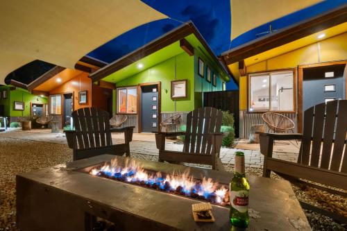 eine Feuerstelle mit Stühlen und einer Flasche Wein in der Unterkunft Downtown Kokopelli West 5 - Newly Remodeled Stylish Studio in Moab