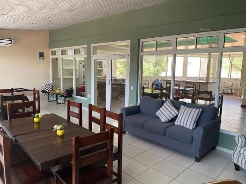 a living room with a couch and a table at Gioconda tronconi hospedaje in Comayagua