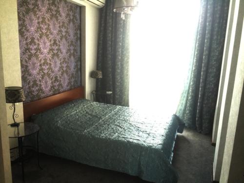 モスクワにあるCosy-4 Apartments na Kievskayaのベッドルーム(ベッド1台、窓付)