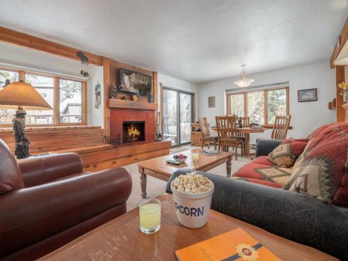 Ruang duduk di RMR: Chokeberry 3814 Condo in The Aspens
