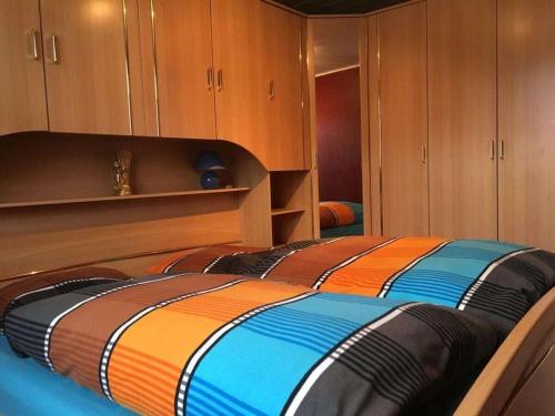 Giường trong phòng chung tại Holiday home in Daun with swimming pool