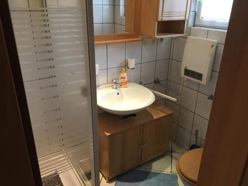 Phòng tắm tại Holiday home in Daun with swimming pool