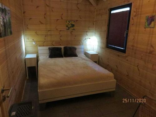 Ένα ή περισσότερα κρεβάτια σε δωμάτιο στο Holiday home in Rieden with swimming pool
