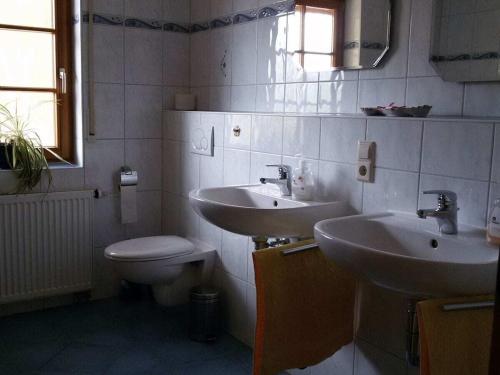 Ένα μπάνιο στο Holiday apartment Auf dem Sohlberg