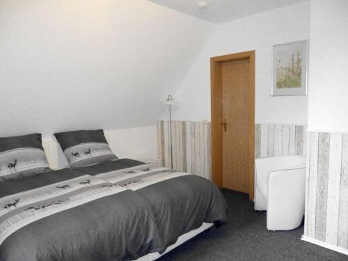 a bedroom with a large bed in a room at One-bedroom apartment in Winsen Aller
