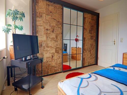 une chambre avec un lit, un bureau et un miroir dans l'établissement Doppelhaushälfte mit Garten nur 500m bis zumStrand, à Grömitz