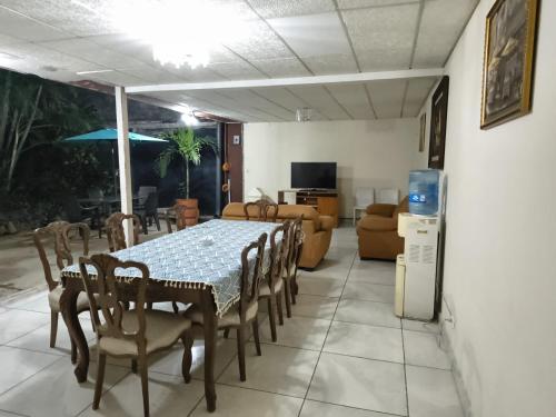 ein Esszimmer und ein Wohnzimmer mit Tisch und Stühlen in der Unterkunft Kartagus B&B in San Salvador