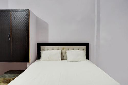 Ένα ή περισσότερα κρεβάτια σε δωμάτιο στο Hotel O The Honirav Hotel