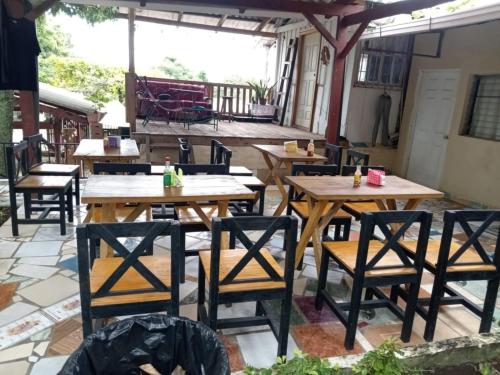 MexicanosにあるHades Metal Barのパティオ(テーブル、椅子付)