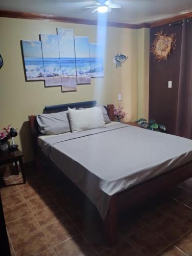 a bedroom with a large bed with white sheets at Sailfishbay Surf And Big Game Fishing Lodge in San Isidro