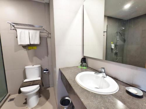 The West Cove Hotelにあるバスルーム