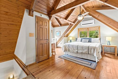 a bedroom with a bed and a wooden ceiling at Ma Cook Lodge - Sharps Chapel in Maynardville