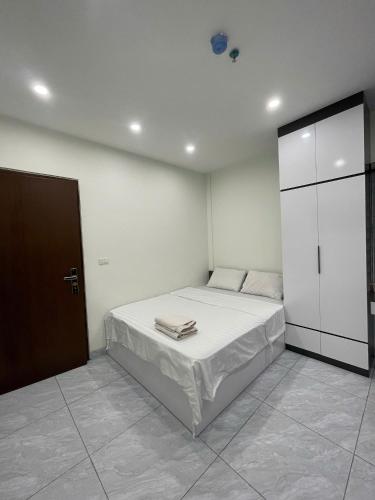 Postel nebo postele na pokoji v ubytování Ami Home Đội Cấn