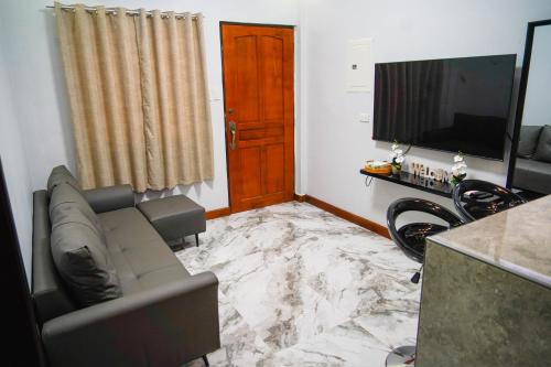 Una televisión o centro de entretenimiento en Balai ni Juan Guest House