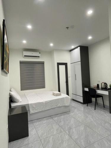 Postel nebo postele na pokoji v ubytování Ami Home Đội Cấn