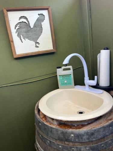 a bathroom with a sink on a wooden barrel at Lago Amor del Valle Glamping Súper in San Antonio de las Minas