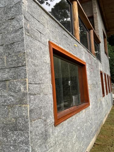 a building with a window on the side of it at Rancho do Lagarto Suite - Pedra Azul in Domingos Martins