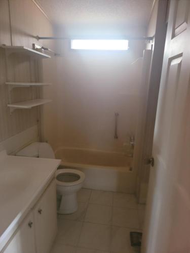 a bathroom with a toilet and a bath tub at LakeOkechobeFishingfrm22DaylyfourprsMinPartyPerRoom in Pahokee