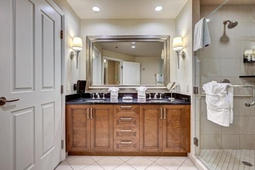 Ένα μπάνιο στο Suite Spot LV II at MGM Signature Pool View