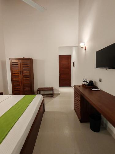 Una televisión o centro de entretenimiento en Sekkugala Villa