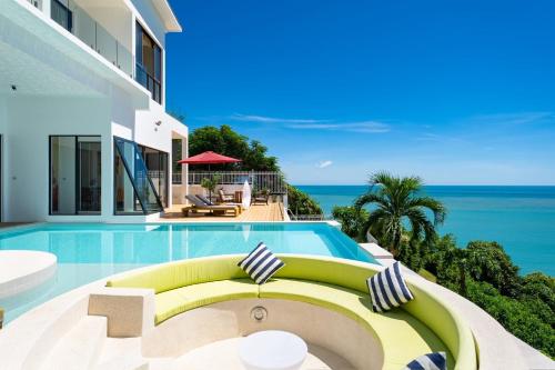 a villa with a swimming pool and the ocean at MQ女王海滨6 bedroom 别墅 免费婴儿床海景日出烧烤家庭适用 in Koh Samui