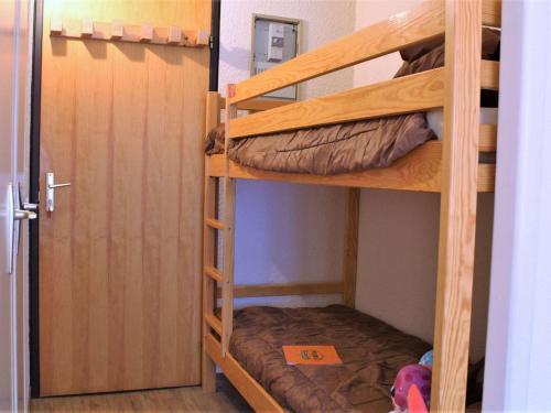 a room with two bunk beds and a door at Studio montagne 4 pers, Sud, Ski aux pieds - FR-1-330-592 in Risoul