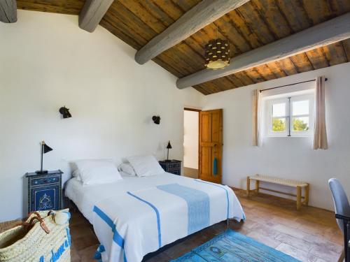 Postel nebo postele na pokoji v ubytování Charmant Mas Provençal avec Piscine aux Alpilles - FR-1-599-122