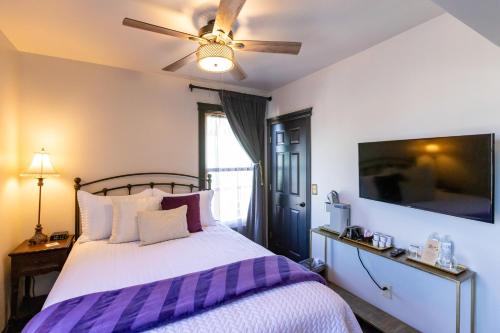 a bedroom with a bed and a ceiling fan at Hotel Stevenson in Stevenson