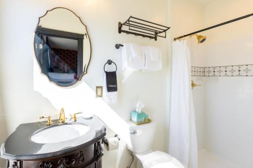 a bathroom with a sink and a mirror and a toilet at Hotel Stevenson in Stevenson