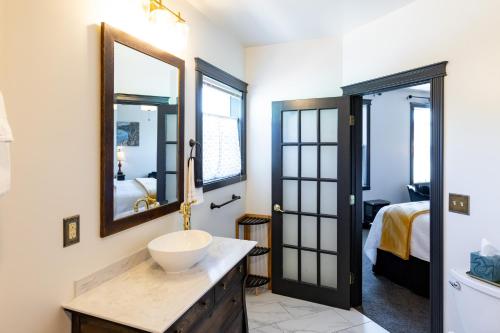 a bathroom with a sink and a mirror at Hotel Stevenson in Stevenson