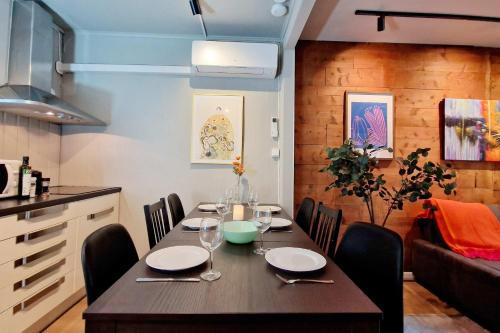 Dapur atau dapur kecil di Historic townhouse - 2 baths 3 floors 100 percent charm