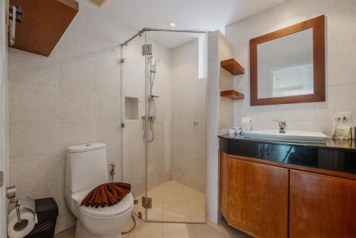 Ka RornにあるC236 Best Pool &Sea View 2BR Condo Prime Locationのシャワー、トイレ、洗面台を備えたバスルーム