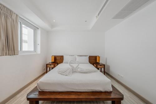 Ka RornにあるC236 Best Pool &Sea View 2BR Condo Prime Locationの白いベッドルーム(白いシーツと窓付きのベッド付)
