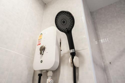 a hair dryer and a hair brush in a bathroom at C237 Brand New 1BR Condo Pool Gym Near Beach in Ban Thalat Choeng Thale