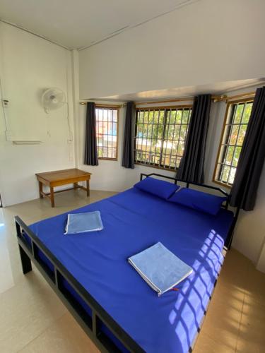 Una cama o camas en una habitación de Suresday Guesthouse