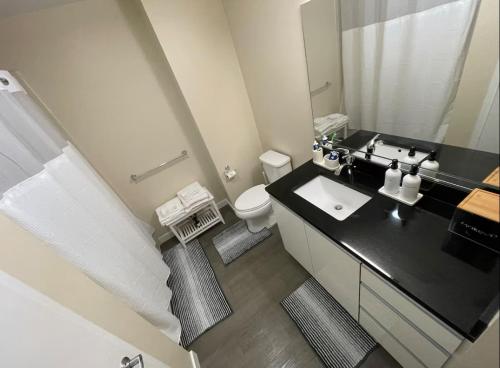 ein weißes Badezimmer mit Waschbecken und Toilette in der Unterkunft Skyline & Ocean Views I Faith Filled SF Stay Gym in San Francisco