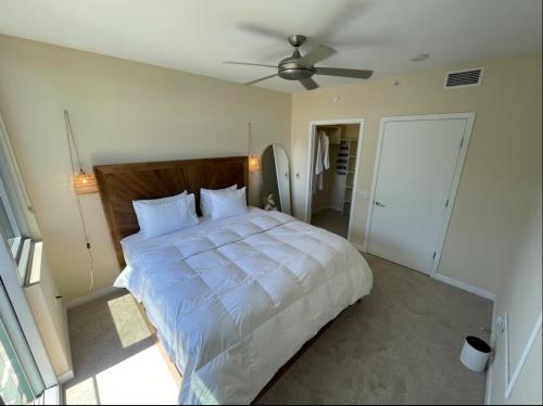 ein Schlafzimmer mit einem großen Bett und einem Deckenventilator in der Unterkunft Skyline & Ocean Views I Faith Filled SF Stay Gym in San Francisco