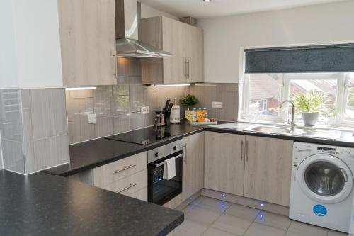 Η κουζίνα ή μικρή κουζίνα στο Convenient, Spacious Home, Local shops and Pubs